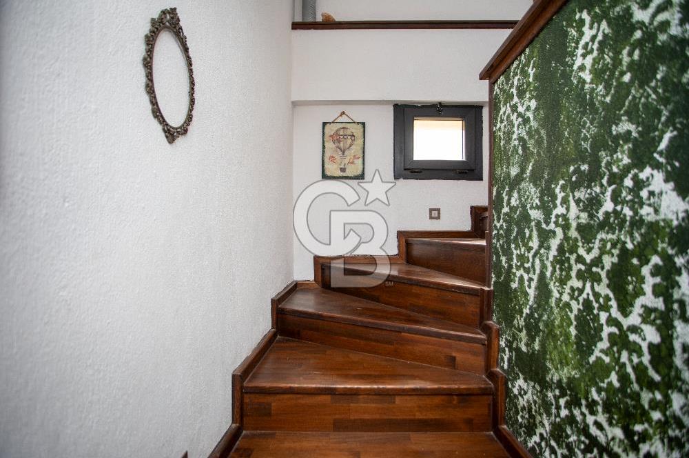 Foça Cumhuriyet Mah. Satılık 6+2 Müstakil Tripleks Villa