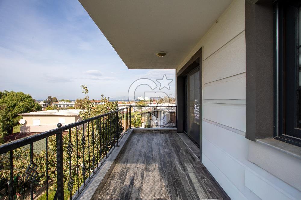 Foça Cumhuriyet Mah. Satılık 6+2 Müstakil Tripleks Villa