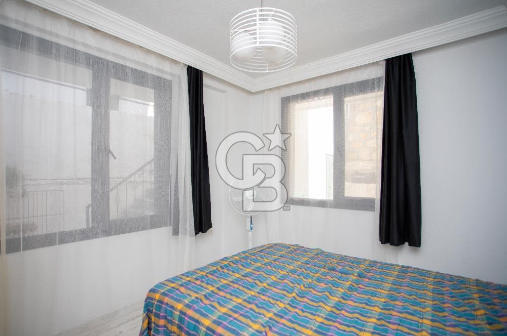 Foça Cumhuriyet Mah. Satılık 6+2 Müstakil Tripleks Villa