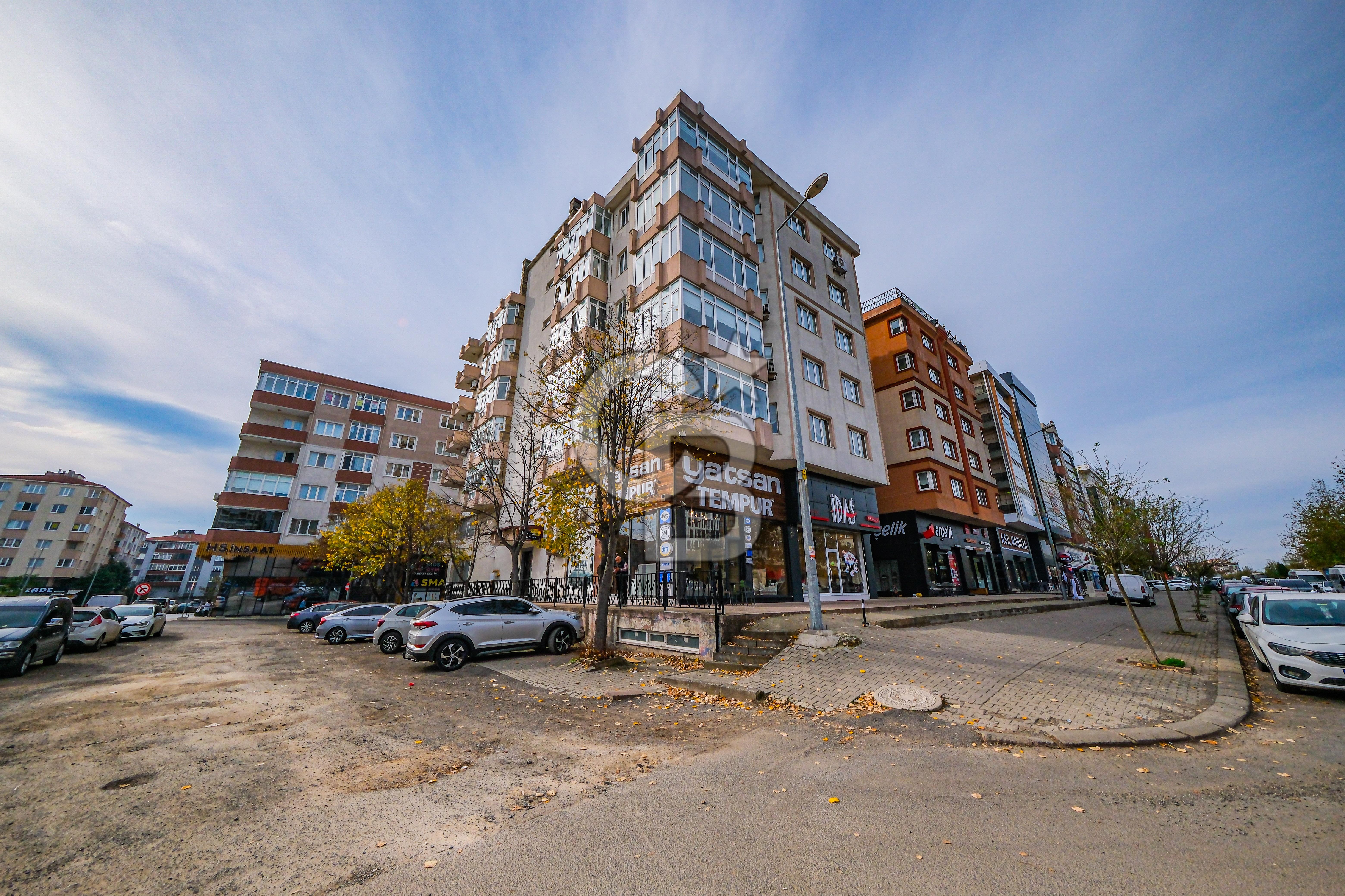 ÇORLU IŞIKLAR SALİH OMURTAK CADDESİ ÜZERİ 4+1 250 m2 DAİRE