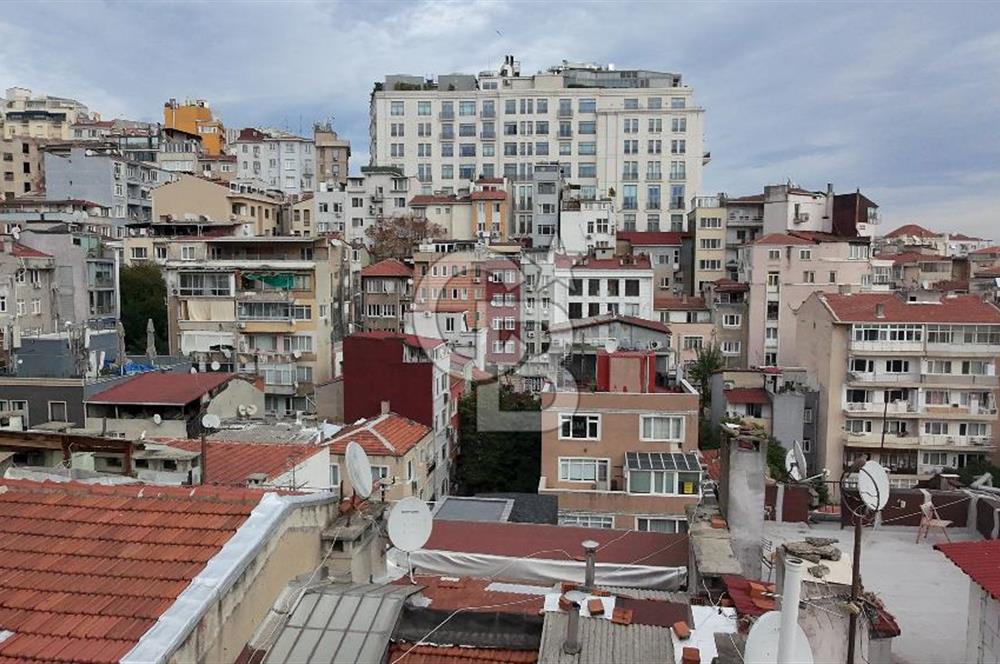 CİHANGİR'İN MERKEZİNDE SATILIK 5 KATLI BİNA