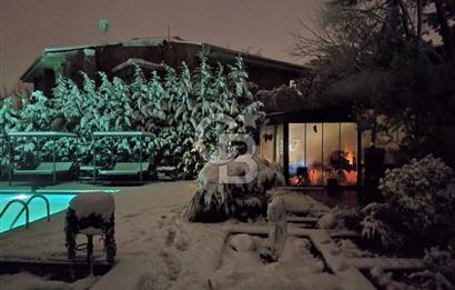 YEŞİLKÖY VİLLALARINDA SATILIK HAVUZLU KIŞ BAHÇELİ VİLLA