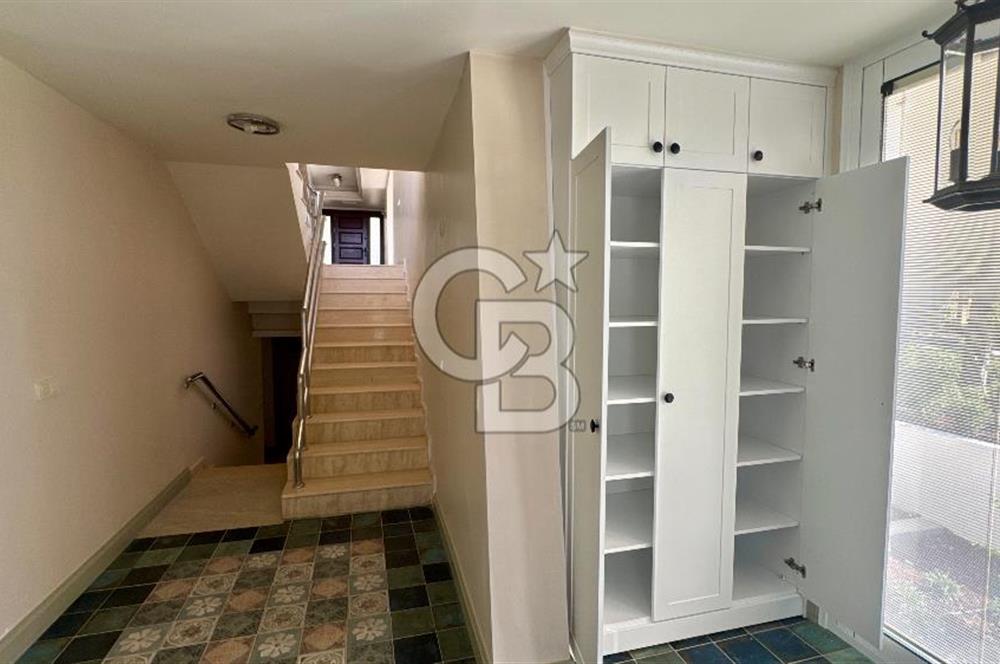 Sıraselviler Sitesi’nde Deniz Manzaralı, Yenilenmiş Kiralık Villa