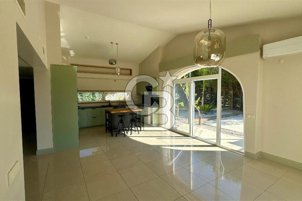 Sıraselviler Sitesi’nde Deniz Manzaralı, Yenilenmiş Kiralık Villa