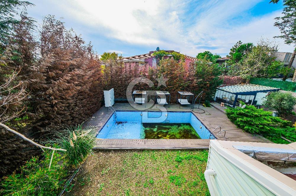 YEŞİLKÖY VİLLALARINDA SATILIK HAVUZLU KIŞ BAHÇELİ VİLLA