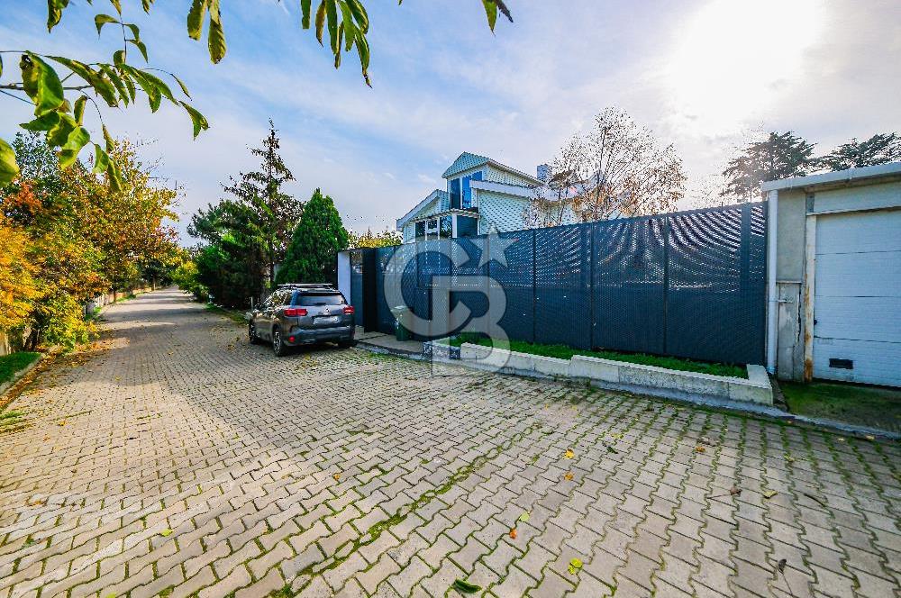 YEŞİLKÖY VİLLALARINDA SATILIK HAVUZLU KIŞ BAHÇELİ VİLLA