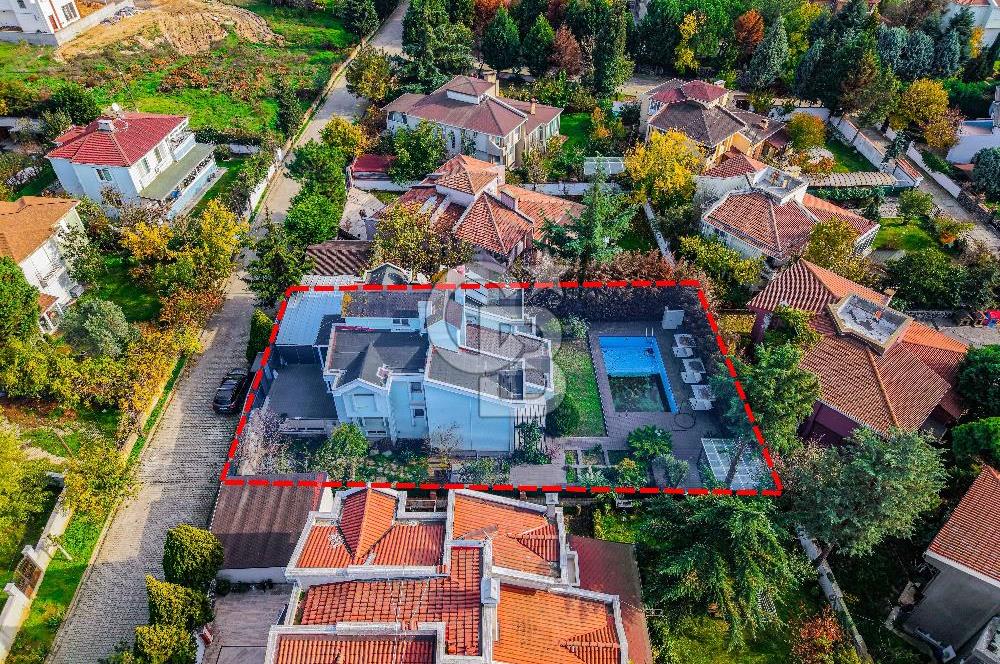 YEŞİLKÖY VİLLALARINDA SATILIK HAVUZLU KIŞ BAHÇELİ VİLLA