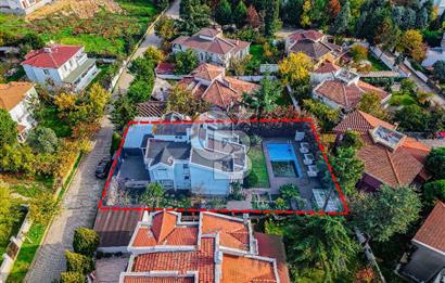 YEŞİLKÖY VİLLALARINDA SATILIK HAVUZLU KIŞ BAHÇELİ VİLLA