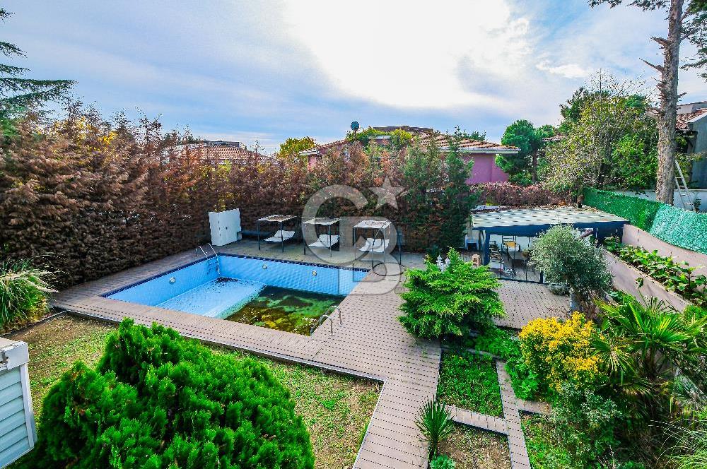 YEŞİLKÖY VİLLALARINDA SATILIK HAVUZLU KIŞ BAHÇELİ VİLLA