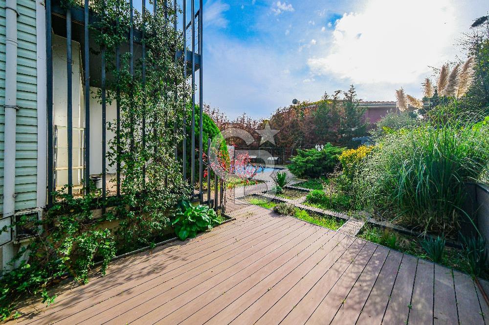 YEŞİLKÖY VİLLALARINDA SATILIK HAVUZLU KIŞ BAHÇELİ VİLLA