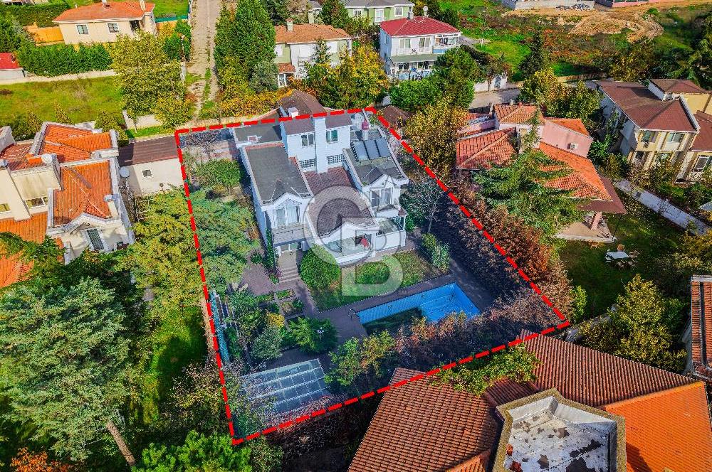 YEŞİLKÖY VİLLALARINDA SATILIK HAVUZLU KIŞ BAHÇELİ VİLLA