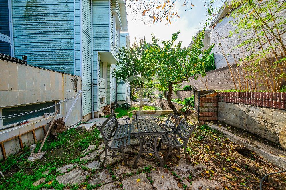 YEŞİLKÖY VİLLALARINDA SATILIK HAVUZLU KIŞ BAHÇELİ VİLLA