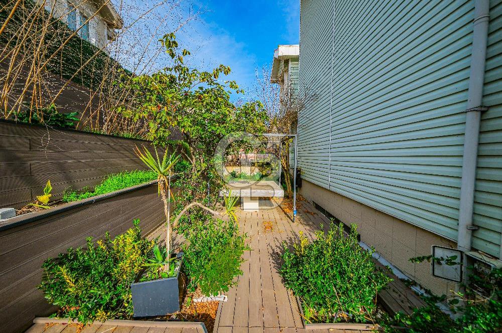 YEŞİLKÖY VİLLALARINDA SATILIK HAVUZLU KIŞ BAHÇELİ VİLLA