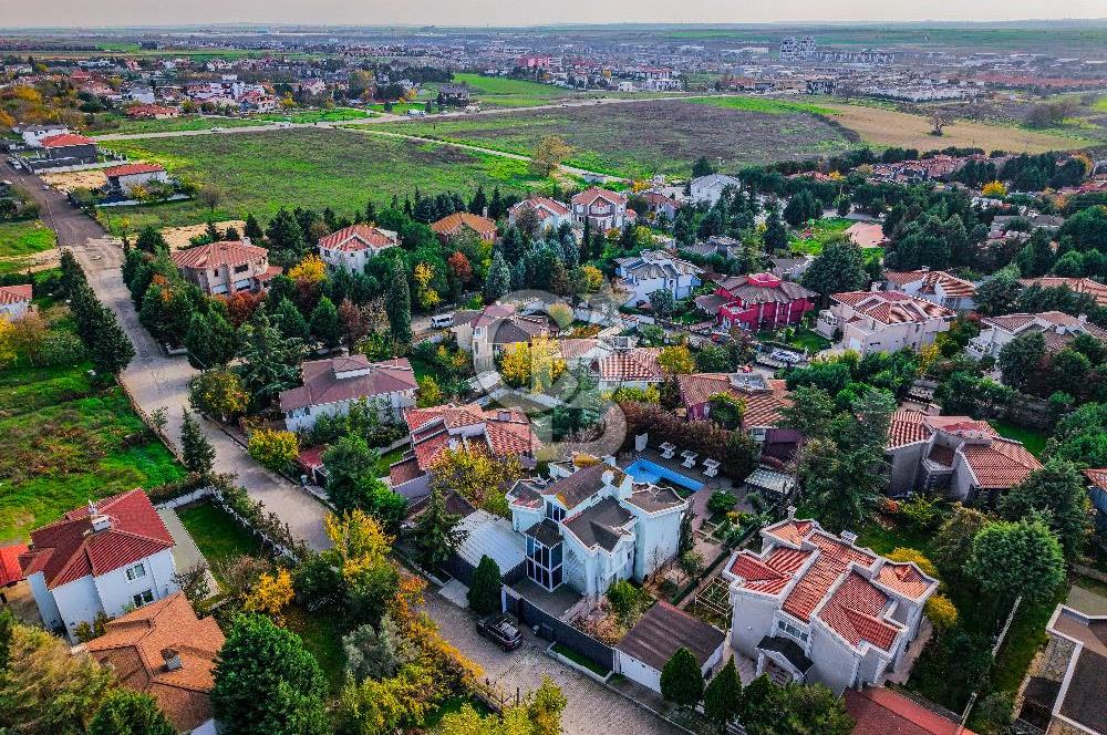 YEŞİLKÖY VİLLALARINDA SATILIK HAVUZLU KIŞ BAHÇELİ VİLLA