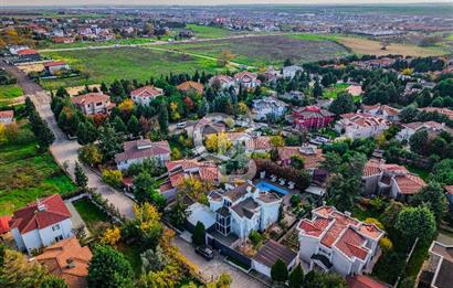 YEŞİLKÖY VİLLALARINDA SATILIK HAVUZLU KIŞ BAHÇELİ VİLLA