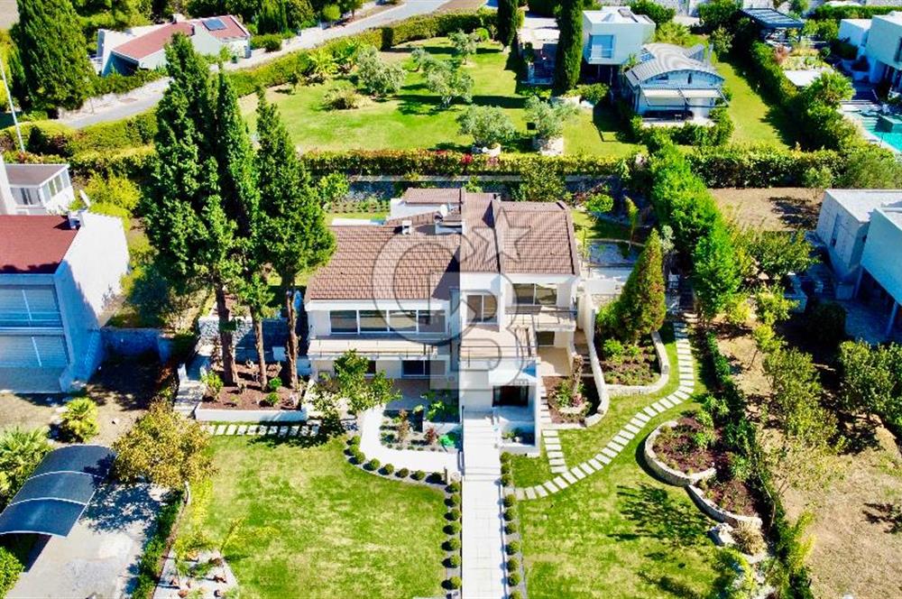 Sıraselviler Sitesi’nde Deniz Manzaralı, Yenilenmiş Kiralık Villa