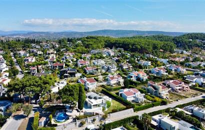 Sıraselviler Sitesi’nde Deniz Manzaralı, Yenilenmiş Kiralık Villa