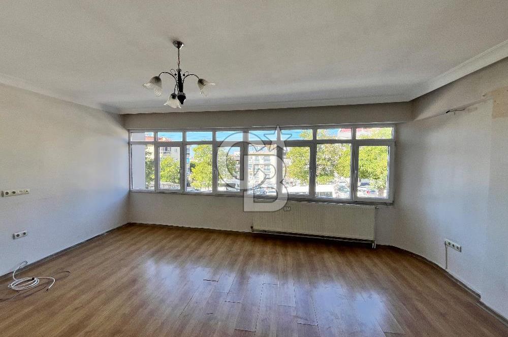 İşçievleri Onat Caddesi Üzerinde Satılık Daire