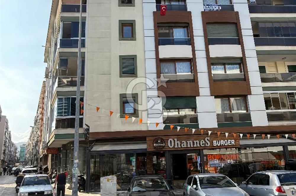 Gaziemir de Merkezi Konumda Satılık Çift Cepheli Geniş 3+1 Daire