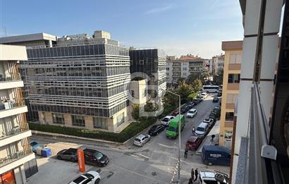 Gaziemir de Merkezi Konumda Satılık Çift Cepheli Geniş 3+1 Daire