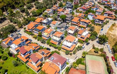 MENDERES ÖZDERE 'DE SATILIK 6+1 TRİPLEKS VİLLA