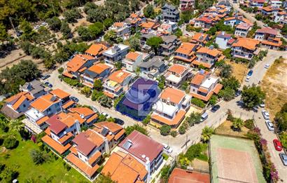 MENDERES ÖZDERE 'DE SATILIK 6+1 TRİPLEKS VİLLA