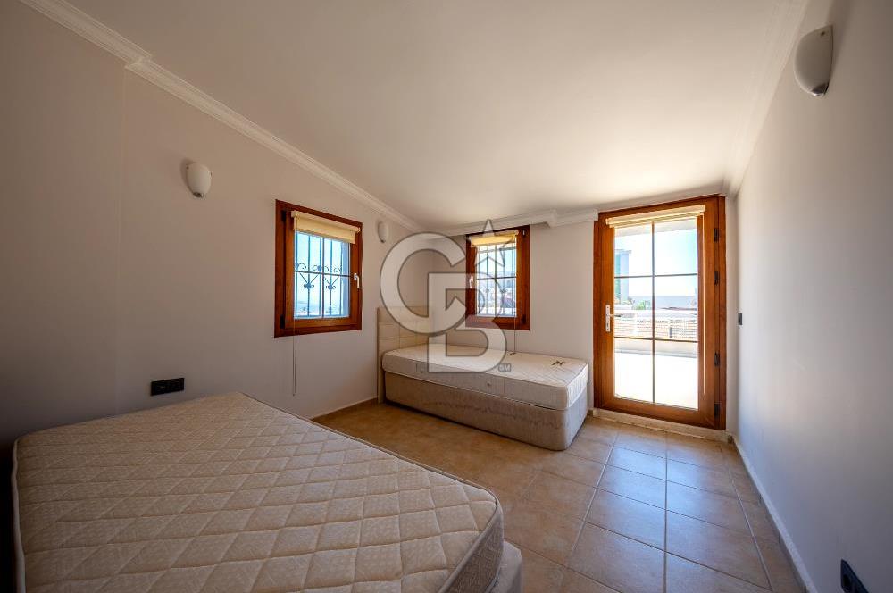 MENDERES ÖZDERE 'DE SATILIK 6+1 TRİPLEKS VİLLA