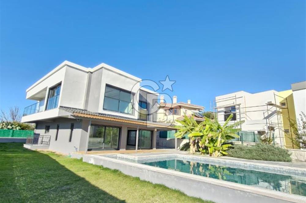 ÇEŞME BOYALIK'TA AKILLI EV SİSTEMLİ MÜSTAKİL HAVUZLU 7+1 VİLLA