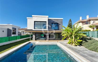 ÇEŞME BOYALIK'TA AKILLI EV SİSTEMLİ MÜSTAKİL HAVUZLU 7+1 VİLLA