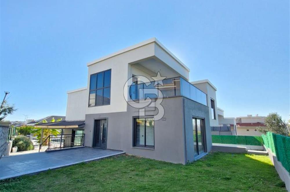 ÇEŞME BOYALIK'TA AKILLI EV SİSTEMLİ MÜSTAKİL HAVUZLU 7+1 VİLLA