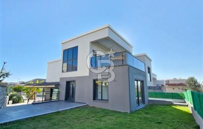 ÇEŞME BOYALIK'TA AKILLI EV SİSTEMLİ MÜSTAKİL HAVUZLU 7+1 VİLLA
