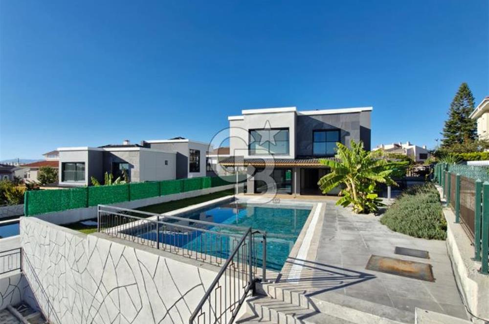 ÇEŞME BOYALIK'TA AKILLI EV SİSTEMLİ MÜSTAKİL HAVUZLU 7+1 VİLLA