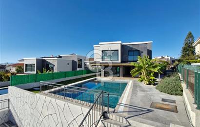 ÇEŞME BOYALIK'TA AKILLI EV SİSTEMLİ MÜSTAKİL HAVUZLU 7+1 VİLLA
