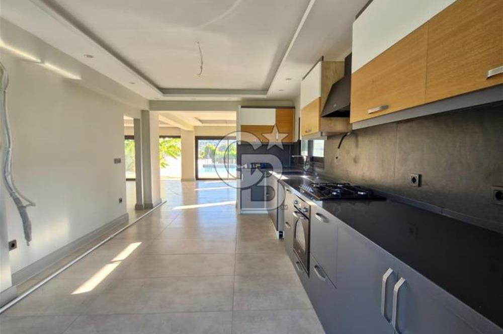 ÇEŞME BOYALIK'TA AKILLI EV SİSTEMLİ MÜSTAKİL HAVUZLU 7+1 VİLLA