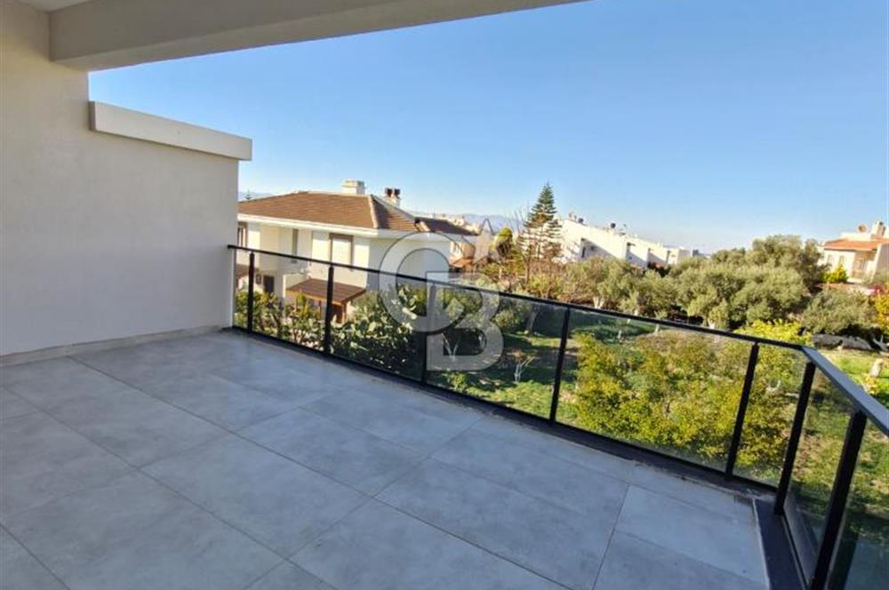 ÇEŞME BOYALIK'TA AKILLI EV SİSTEMLİ MÜSTAKİL HAVUZLU 7+1 VİLLA