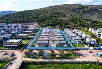 ÇANDARLI MERKEZ VE DENİZE YAKIN MÜSTAKİL HAVUZLU SIFIR 3+1 VİLLA - 1 - 317023