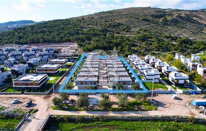 ÇANDARLI MERKEZ VE DENİZE YAKIN MÜSTAKİL HAVUZLU SIFIR 3+1 VİLLA