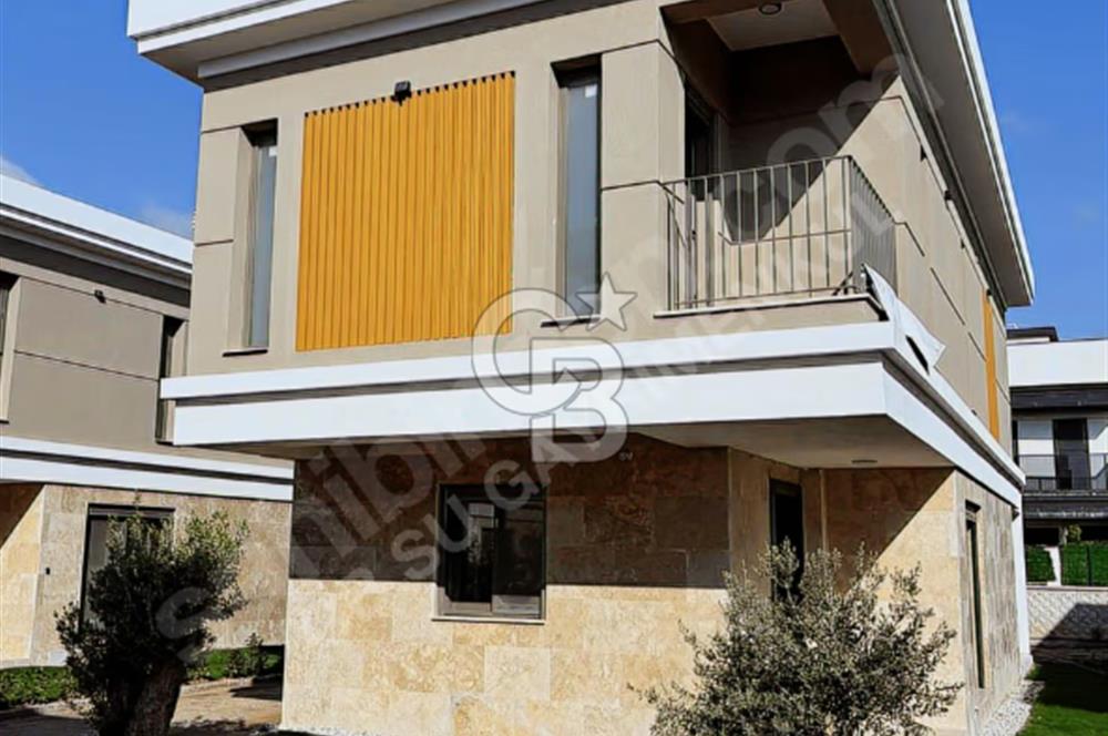 ÇANDARLI MERKEZ VE DENİZE YAKIN MÜSTAKİL HAVUZLU SIFIR 3+1 VİLLA