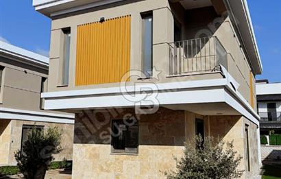 ÇANDARLI MERKEZ VE DENİZE YAKIN MÜSTAKİL HAVUZLU SIFIR 3+1 VİLLA