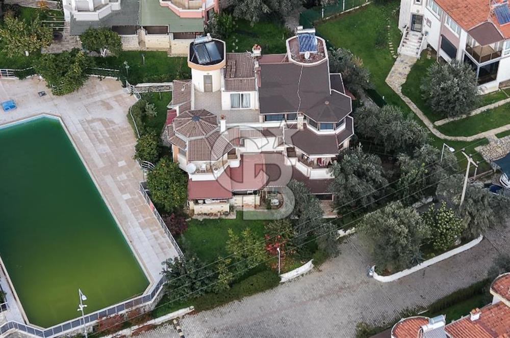 HAVACILAR MEVKİİNDE HAVUZLU SİTEDE 5+1 TRİPLEX VİLLA 