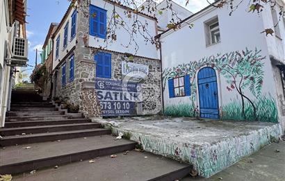 DİKİLİ MERKEZDE RESTORASYONLU TARİHİ TAŞ RUM EVİ 3+1