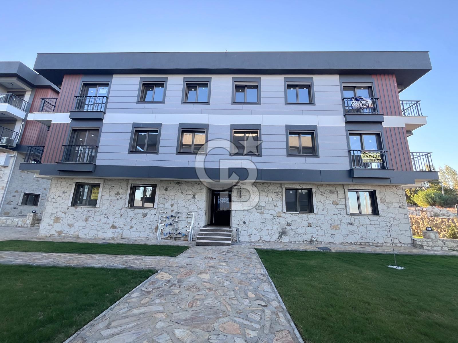 HAVUZLU SİTEDE ÇİFT CEPHE KAPALI MUTFAKLI 2+1