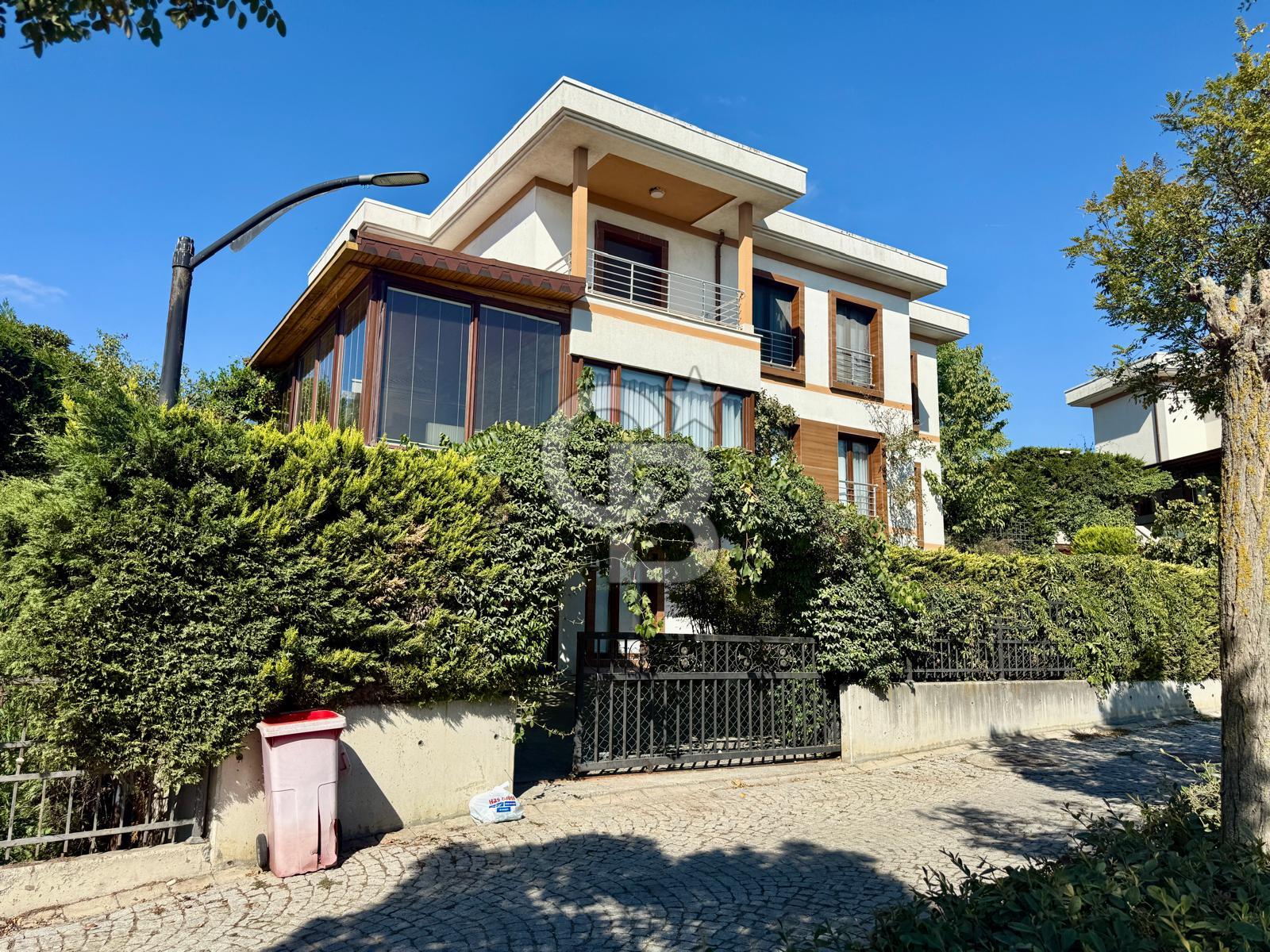 BAHÇEŞEHİR KELEBEKLER VADİSİ SATILIK 6+2 VİLLA HAVUZ MANZARALI