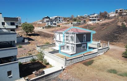 ÇANDARLI MERKEZDE DENİZE YAKIN GENİŞ BAHÇELİ SIFIR VİLLA