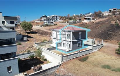 ÇANDARLI MERKEZDE DENİZE YAKIN GENİŞ BAHÇELİ SIFIR VİLLA