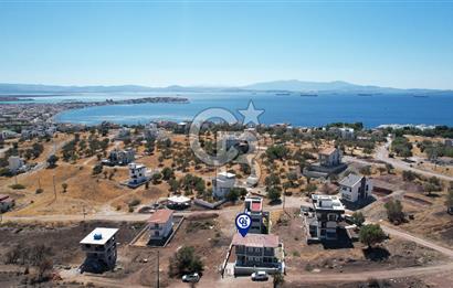 ÇANDARLI MERKEZDE DENİZE YAKIN GENİŞ BAHÇELİ SIFIR VİLLA