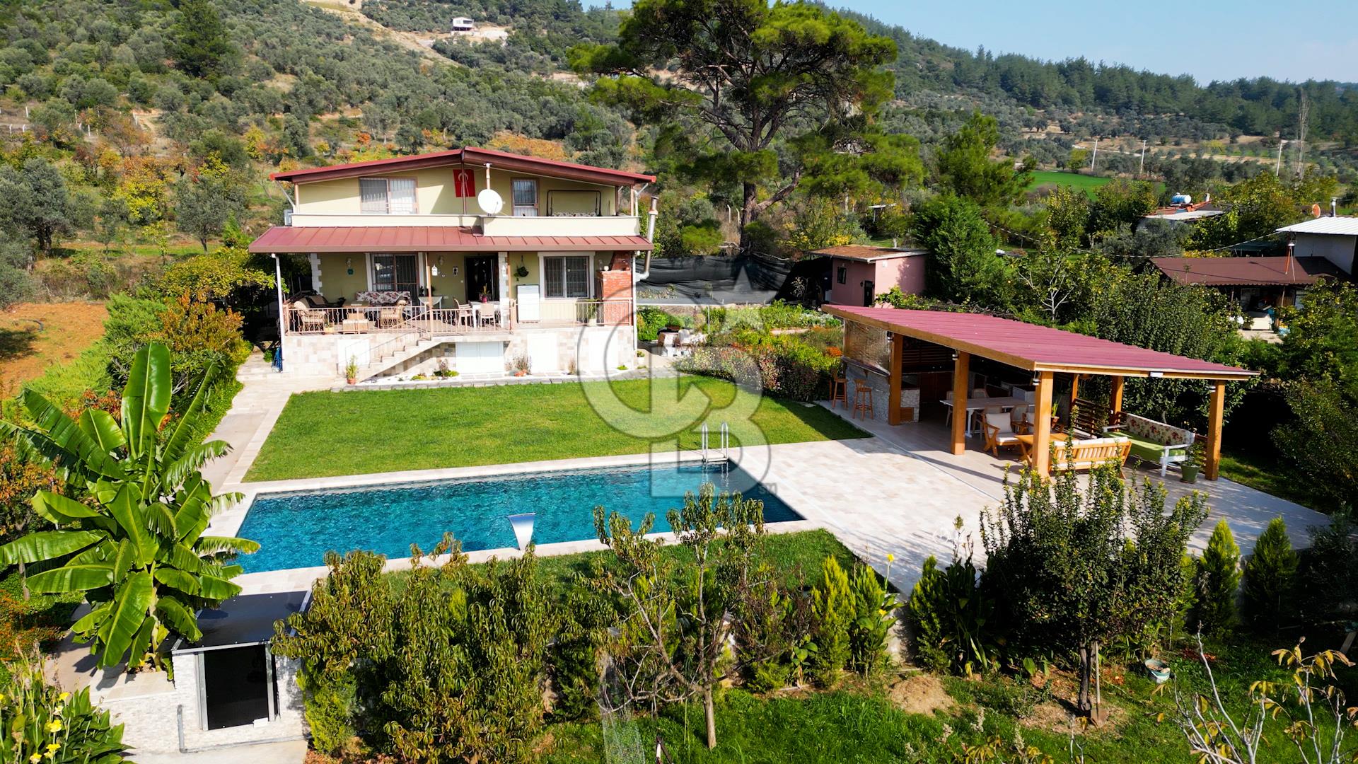 Menderes Çatalca'da 2.000 M2 Arazi İçinde Satılık Çiftlik Evi
