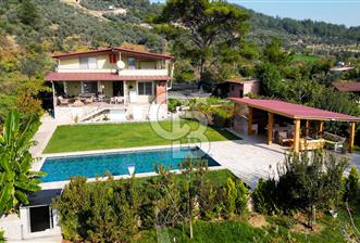 Menderes Çatalca'da 2.000 Dönüm Arazi İçinde Satılık Çiftlik Evi - 1 - 317137