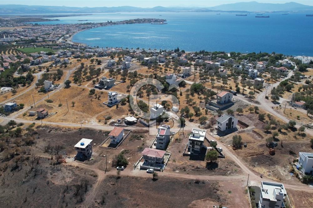 ÇANDARLI MERKEZDE DENİZE YAKIN GENİŞ BAHÇELİ SIFIR VİLLA