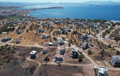 ÇANDARLI MERKEZDE DENİZE YAKIN GENİŞ BAHÇELİ SIFIR VİLLA